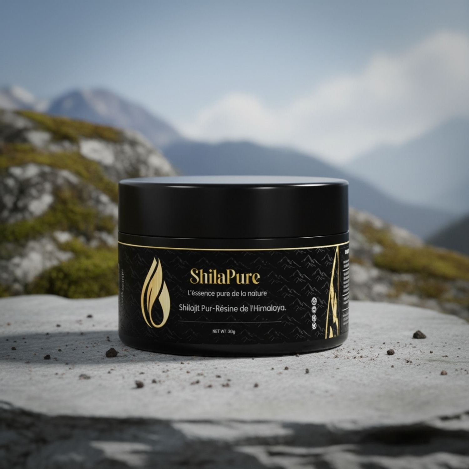 Pot de Shilapure Shilajit photographié en extérieur dans un décor naturel.